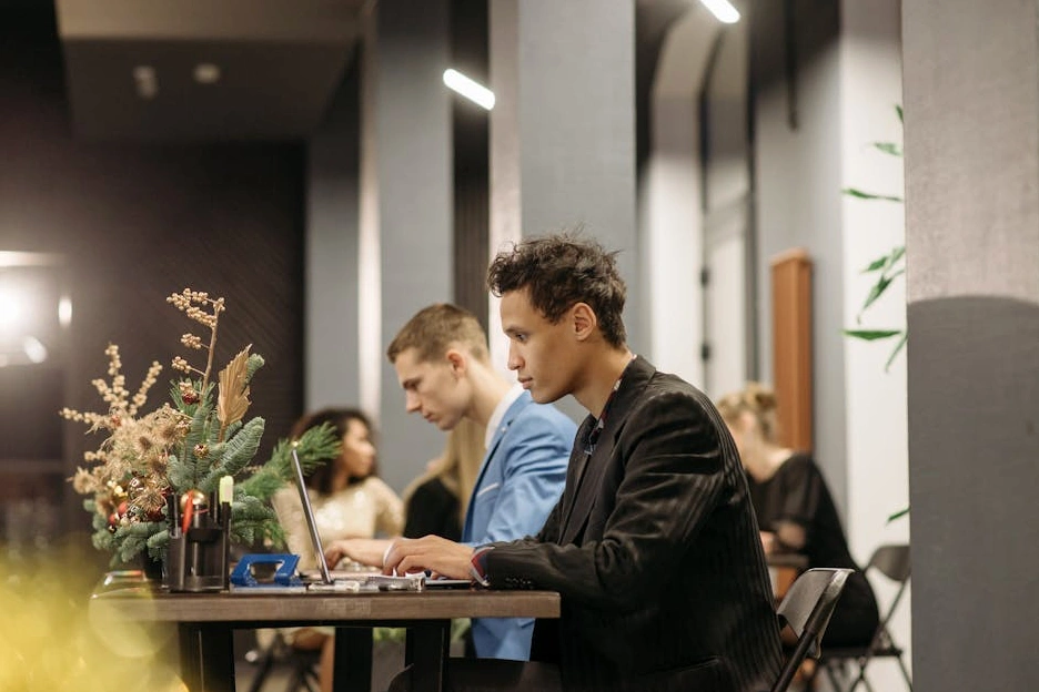 Professionista del marketing che analizza dati su un laptop in un ufficio moderno.